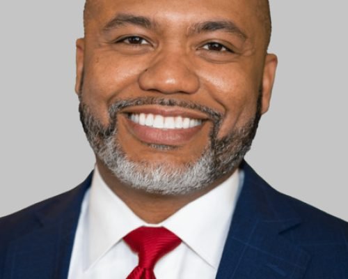 portrait_xl_70_MannyScott_Headshot_2